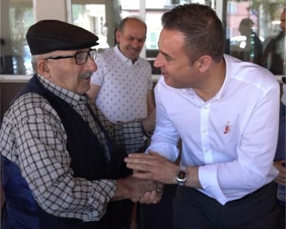 Başkan Akın’a bayram hediyesi olarak altın taktılar