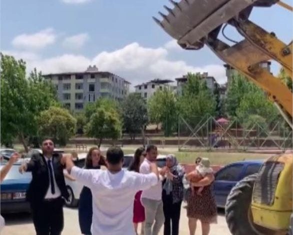 Operatör damat, gelin almaya kepçenin kovasında gitti