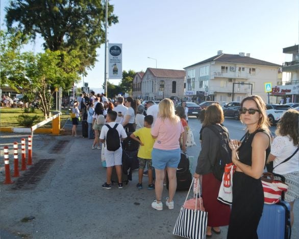 Midilli Adası'na geçişlerdeki bayram yoğunluğu sürüyor