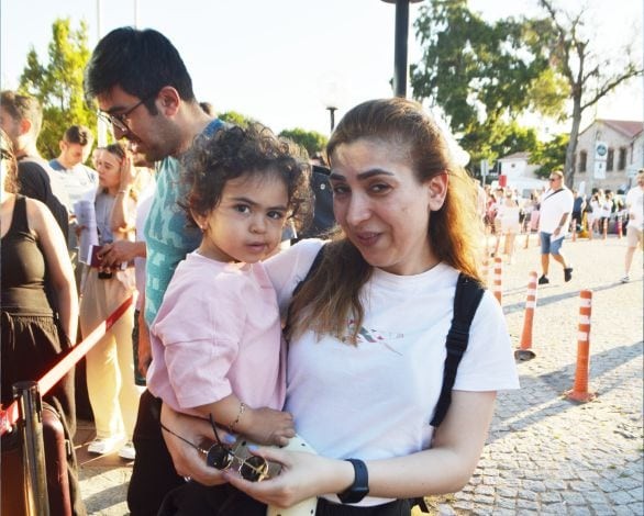 Midilli Adası'na geçişlerdeki bayram yoğunluğu sürüyor