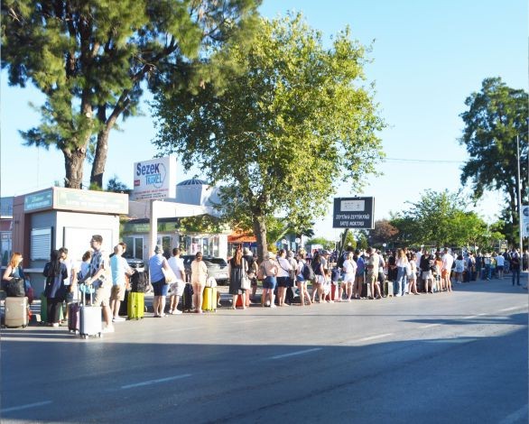 Midilli Adası'na geçişlerdeki bayram yoğunluğu sürüyor