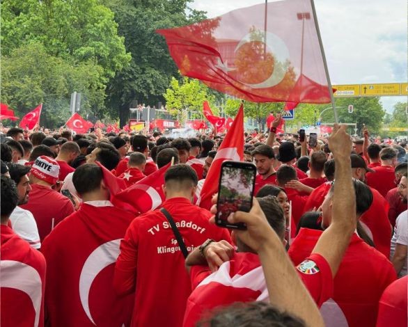 Dortmund sokakları kırmızı-beyaz