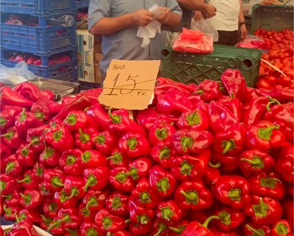 Salçalık Ürünler Pazarda Kasa Kasa Satılıyor!
