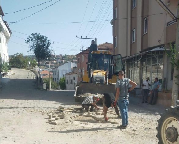 Bigadiç'te Yol Onarım Çalışmaları Sürüyor