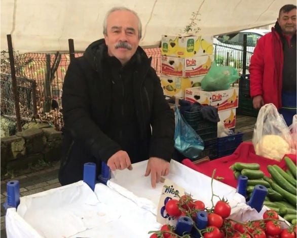 İki Pazarcının Mani Atışması Alışverişi Şova Çevirdi