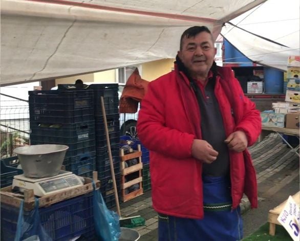 İki Pazarcının Mani Atışması Alışverişi Şova Çevirdi