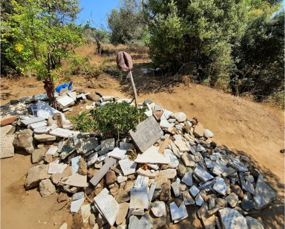 Edremit'te Tuncel Kurtiz’in Mezarı Taşlarla Kaplandı