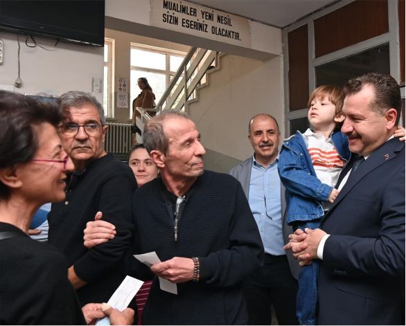 Yücel Yılmaz Ailesiyle Birlikte Oy Kullandı