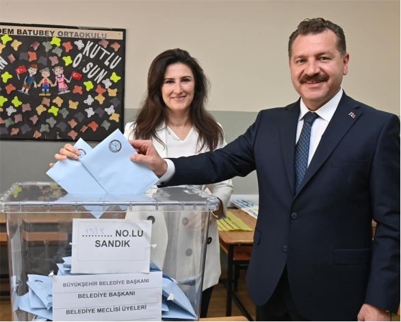 Yücel Yılmaz Ailesiyle Birlikte Oy Kullandı