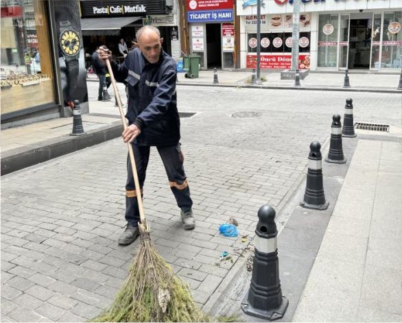 Belediyenin temizlik işçisi maaşıyla beş öğrenciye burs veriyor