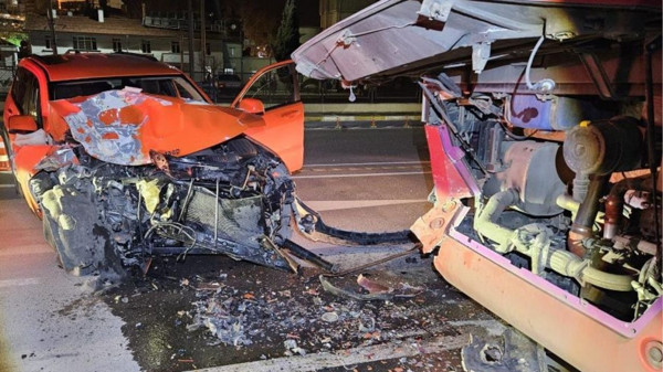 Balıkesir'de Park Halindeki Otobüse Çarptı: 1 Yaralı