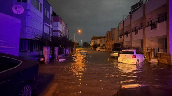 Edremit'te Deniz ve Kara Birleşti