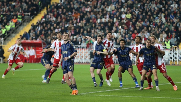 Fenerbahçe - Antalyaspor: Zirve Yarışında 4 Puanlık Fark