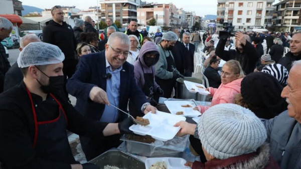 Edremit Belediyesi’nin İftar Sofrası Altınkum’da Kuruldu