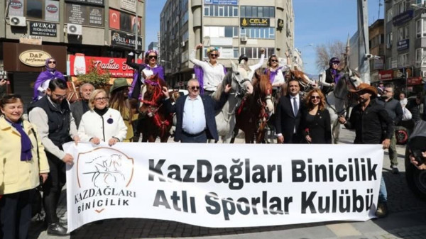 Edremit’te 8 Mart’a Atlı Kortejle Anlamlı Kutlama