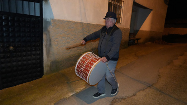 Davulcu Yoktu, Muhtar Çaldı!