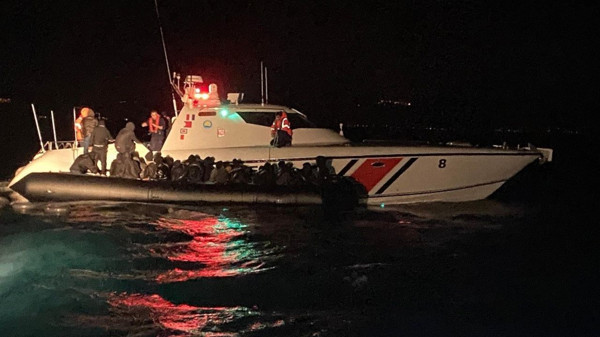 Motoru Arızalanan Botta Sürüklenen 39 Düzensiz Göçmen Kurtarıldı