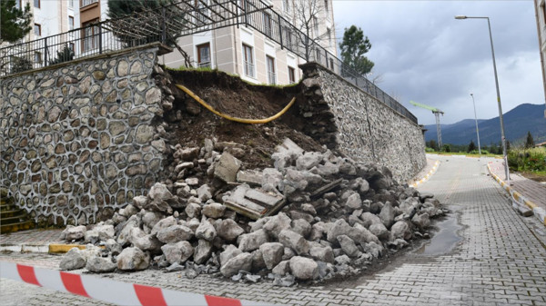 Sındırgı’da Yağış Sonrası TOKİ Bölgesindeki İstinat Duvarı Çöktü