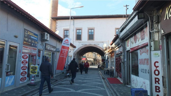 Burhaniye’de altından yol geçen Hanay cami ilgi odağı oldu