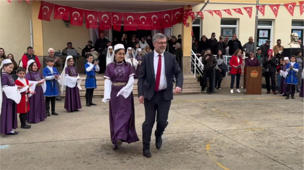 Kepsut'ta Renkli Görüntüler: Başkan Dansa Kalktı!