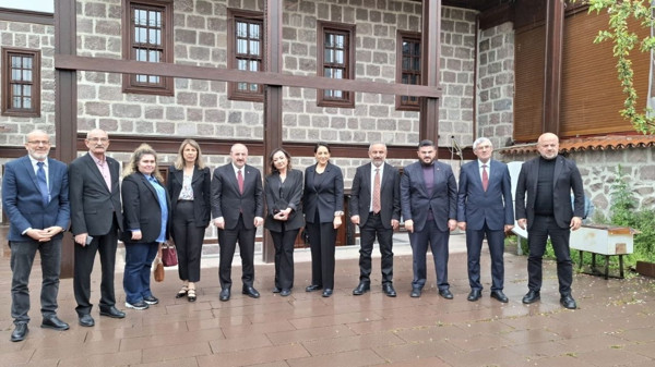 Mustafa Varank’tan Özgür Özel’e Araç Çıkışı
