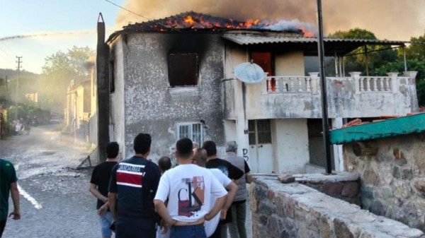 Balıkesir Ayvalık’ta Metruk Bina Yangını: İtfaiye Ekipleri Alevleri Söndürdü