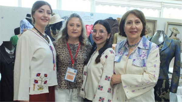 Burhaniye’de Ninelerin Dokuduğu Kumaşlarla Hazırlanan Bluzlar Defilede Sergilendi