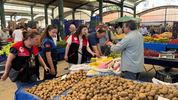 Bigadiç Semt Pazarında Zabıta ve Tarım Ekiplerinden Ortak Denetim
