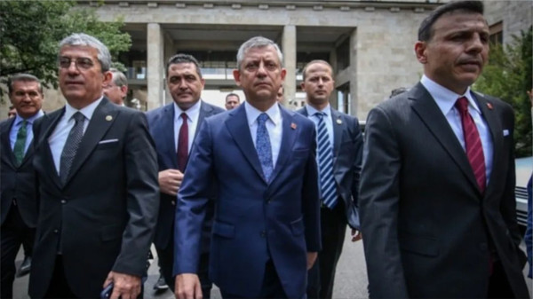 CHP’de Özgür Özel’e Yakın 28 İsim Parti Meclisi’nden İstifa Etti
