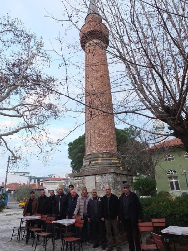 Burhaniye'de camisiz minare mahallenin simgesi oldu