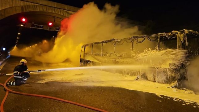 Orhangazi Tüneli'nde yolcu otobüsü alev alev yandı