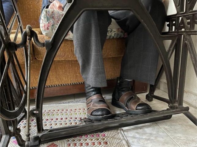70 yıllık mesleğine evinin balkonundan devam ediyor