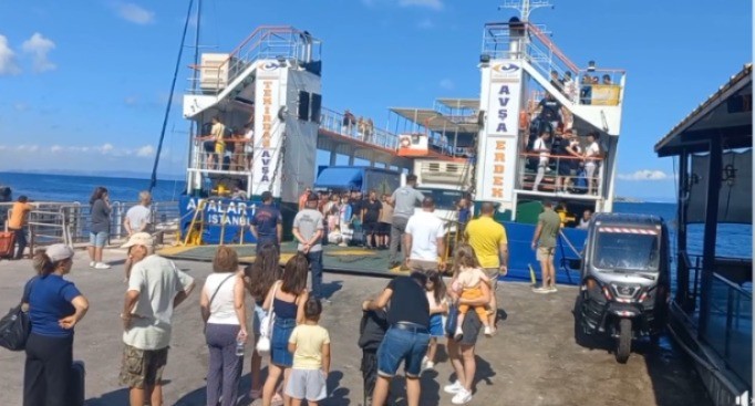  Avşa Adası'na Yerli Turist Akını Başladı