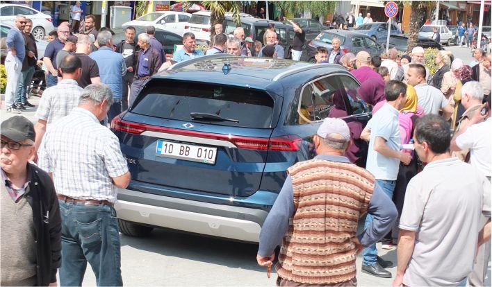 Burhaniyeli Vatandaşlar TOGG’a Hayran Oldu