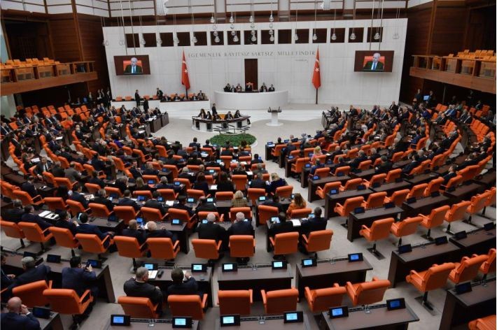 meclisSon 7 ayda Meclis’te 600 milletvekilinden 61’i partilerden istifa etti