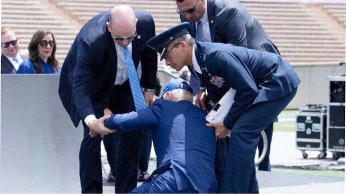 Joe Biden Sahnede Düştü