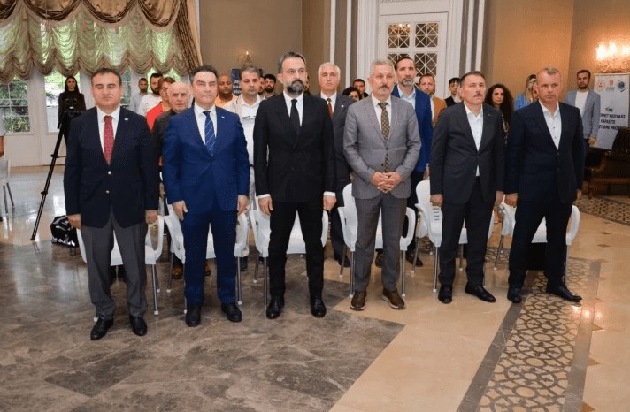 İMEF’den </p><h4>Arama Kurtarma ve İlk Yardım</h4><p>Panelin üçüncü oturumu, “Arama Kurtarma ve İlk Yardım” başlığı altında gerçekleşti. Ayrıca Moderatörlüğünü Prof. Dr. Savaş Zafer Şahin’in yaptığı oturumda, Okan Tosun ANDA Arama Kurtarma Derneği Başkanı, Kaan Devecioğlu ANDA Derneği Yönetim Kurulu Üyesi. Dr. Baran Bozoğlu İklim Derneği Politika ve Araştırma Derneği Başkanı. Cemal Ünal Milli Eğitim Bakanlığı İlk Yardım Hizmetleri Koordinatörü sunumlarını yaptı.</p><h4>Afetzedeler İle Uygun İletişim Dili Kullanımı ve Kamu İle STK’larla Koordinasyon</h4><p>Son oturum olan “Afetzedeler İle Uygun İletişim Dili Kullanımı ve Kamu İle STK’larla Koordinasyon.