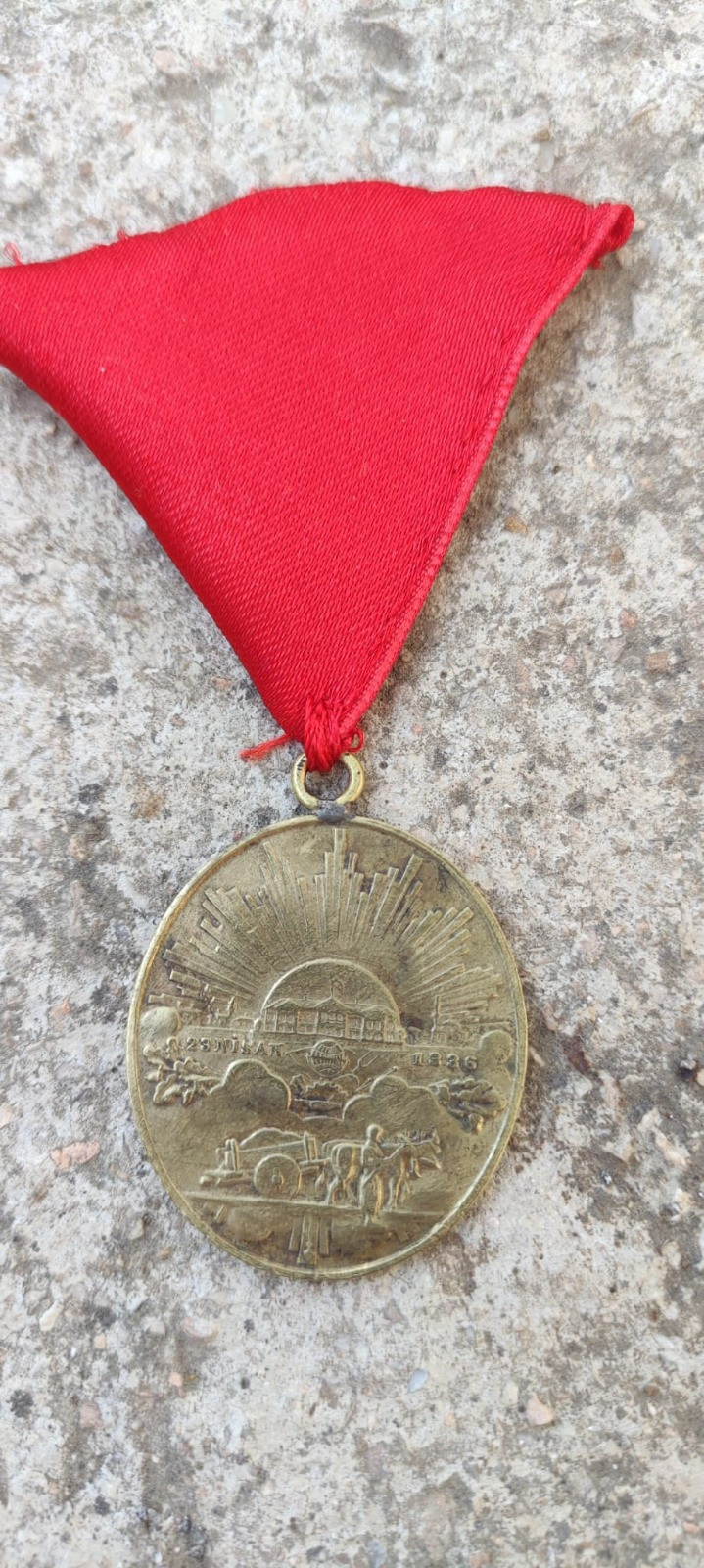 Tülbentlerin Arasından Çıkan İstiklal Madalyası - 1. resim