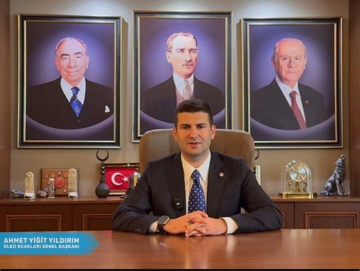Ülkü Ocakları'ndan “Yeşil Vatan” İçin Seferberlik Çağrısı Ülkü Ocakları Eğitim ve Kültür Vakfı Genel Başkanı Ahmet Yiğit Yıldırım, yaz aylarında artış gösteren orman yangınlarına karşı toplumsal duyarlılık çağrısı yaptı. Ormanların yalnızca yeşil alan değil, aynı zamanda milletin nefesi, yuvası ve geleceği olduğunu vurgulayan Yıldırım, Ülkü Ocakları'nın bu konuda üzerine düşen sorumluluğu yerine getirmeye kararlı olduğunu ifade etti. “Yanan her ağaç, kaybedilen bir can gibidir” diyen Yıldırım, yangınlarla mücadelede en yüksek hassasiyeti gösterdiklerini ve teşkilat bünyesinde eğitilmiş gönüllü ekiplerle yangın bölgelerinde görev almaya hazır olduklarını belirtti. Yıldırım açıklamasında, “Devletimizin her kurumu ile omuz omuza, bu yeşil vatana sahip çıkmak boynumuzun borcudur” ifadelerine yer verirken, vatandaşları da daha dikkatli ve sorumlu davranmaya davet etti. Ormanda unutulan bir izmarit ya da şişenin, bin yıllık ağaçların ve binlerce canlının yaşamına mal olabileceğine dikkat çekti. Ülkü Ocakları’nın tüm teşkilatlarının alarm durumuna geçirildiğini belirten Yıldırım, gençlerin çevre duyarlılığı konusunda bilgilendirileceğini ve devletin ilgili birimleriyle koordineli bir şekilde hareket edileceğini ifade etti. Açıklama, “Vatanı en çok seven, görevini en iyi yapandır. Bu görev bugün, ormanlarımızı korumaktır!” sözleriyle son buldu.