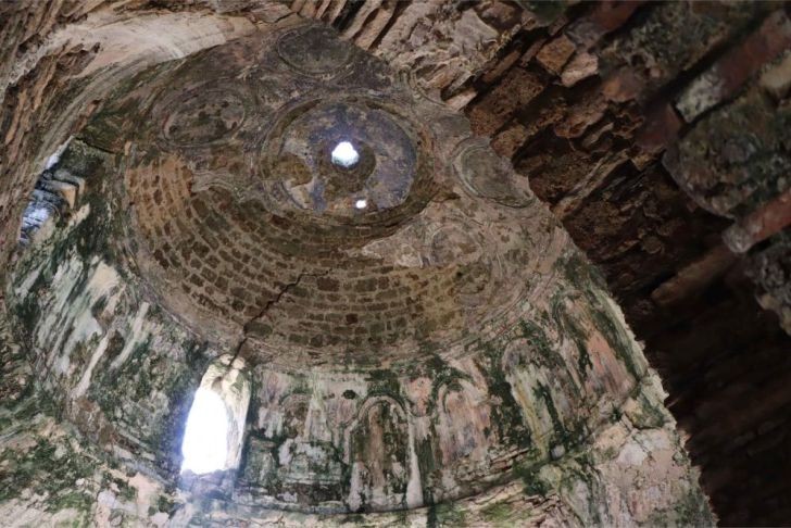 Zirveye gizlenmiş 900 yıllık manastır, doğaseverlerin rotasına girmeye devam ediyor