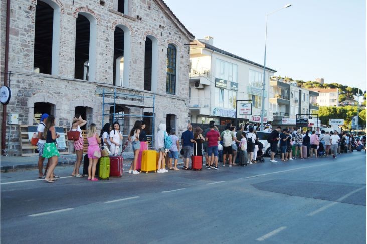 Midilli Adası'na geçişlerdeki bayram yoğunluğu sürüyor