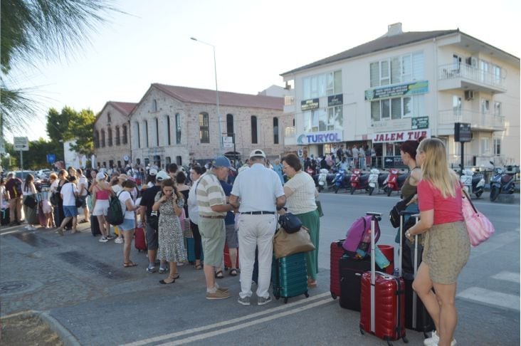 Midilli Adası'na geçişlerdeki bayram yoğunluğu sürüyor