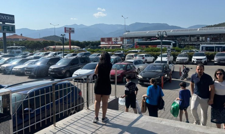 Tatilci Akını Yolları Kilitledi