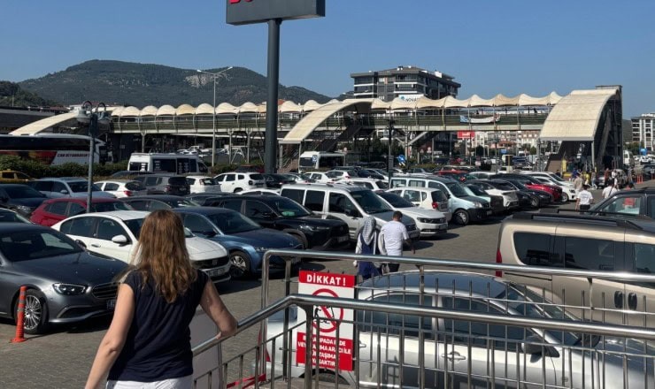 Tatilci Akını Yolları Kilitledi