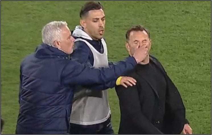 Mourinho'dan Şaşırtan Hareket! Buruk Yerde Kaldı