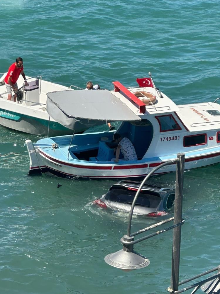 Ayvalık’ta Otomobil Denize Uçtu! Sürücü Dakikalarca Kurtarılmayı Bekledi