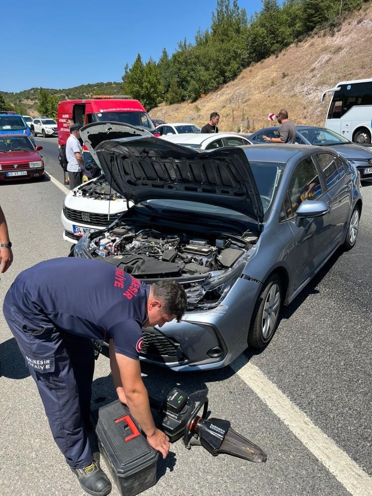 Asfalt Eriyince Zincirleme Kazaya Neden Oldu: 8 Yaralı