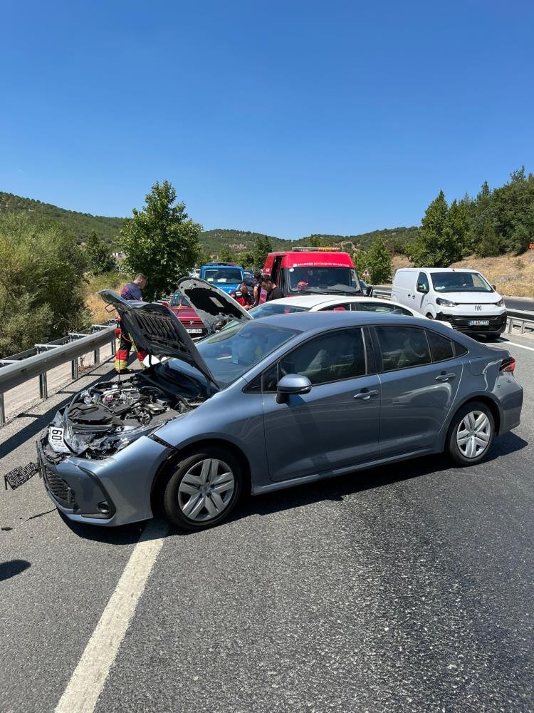 Asfalt Eriyince Zincirleme Kazaya Neden Oldu: 8 Yaralı