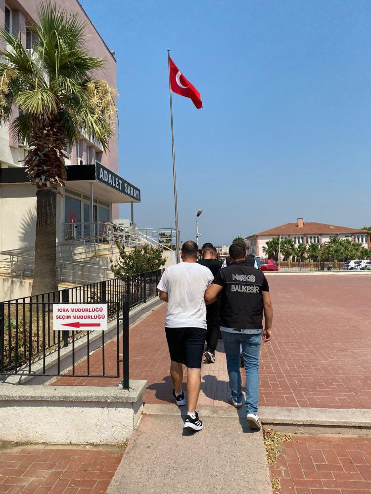 Uyuşturucu Operasyonu! 2 İlçede 5 Tutuklama