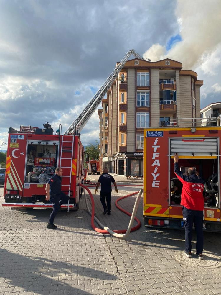 Balıkesir'de Apartman Çatısında Korkutan Yangın! - 1. resim
